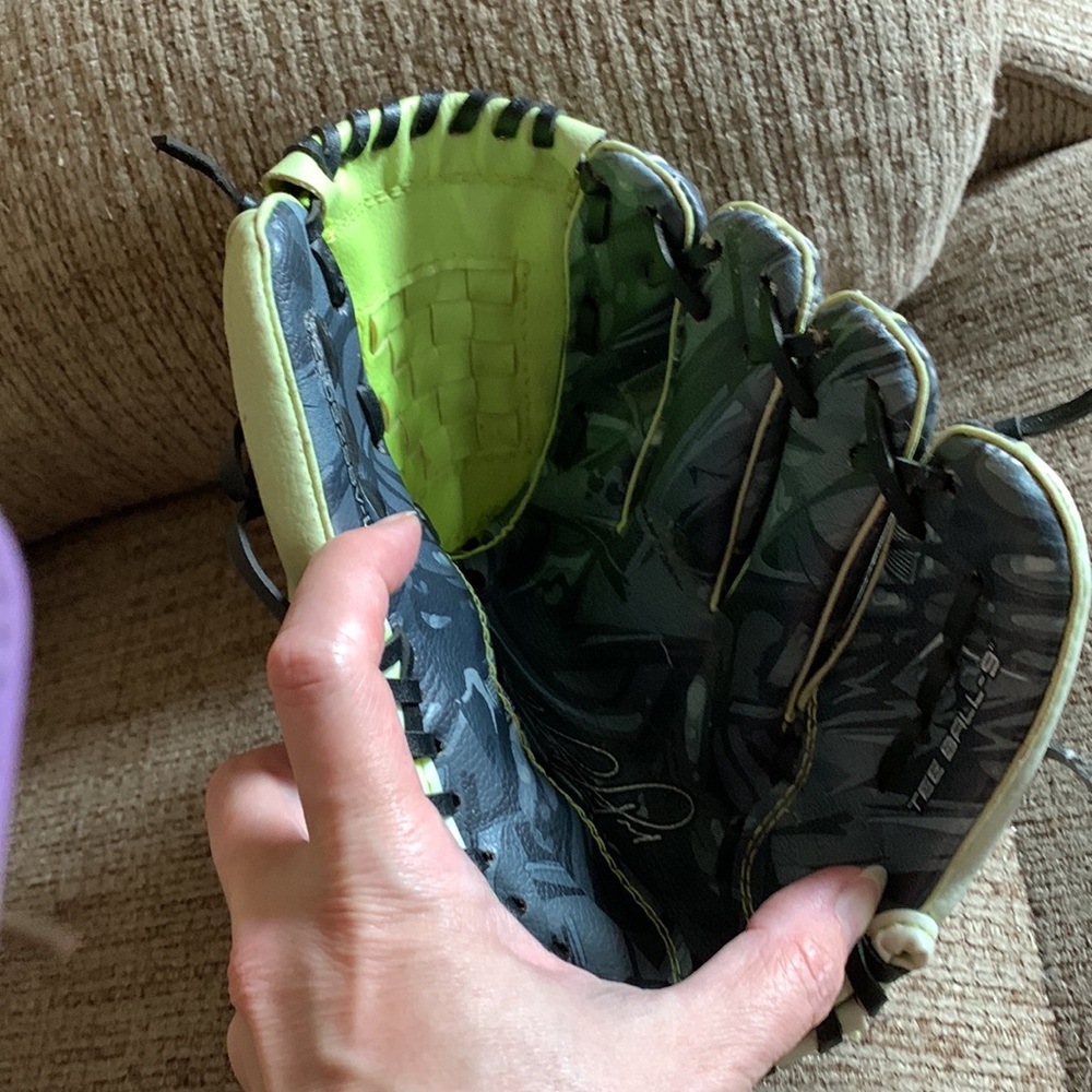 Free w purchase: Ortiz 34 vinyl Childs baseball glove for left hand in used cond - Picture 3 of 7